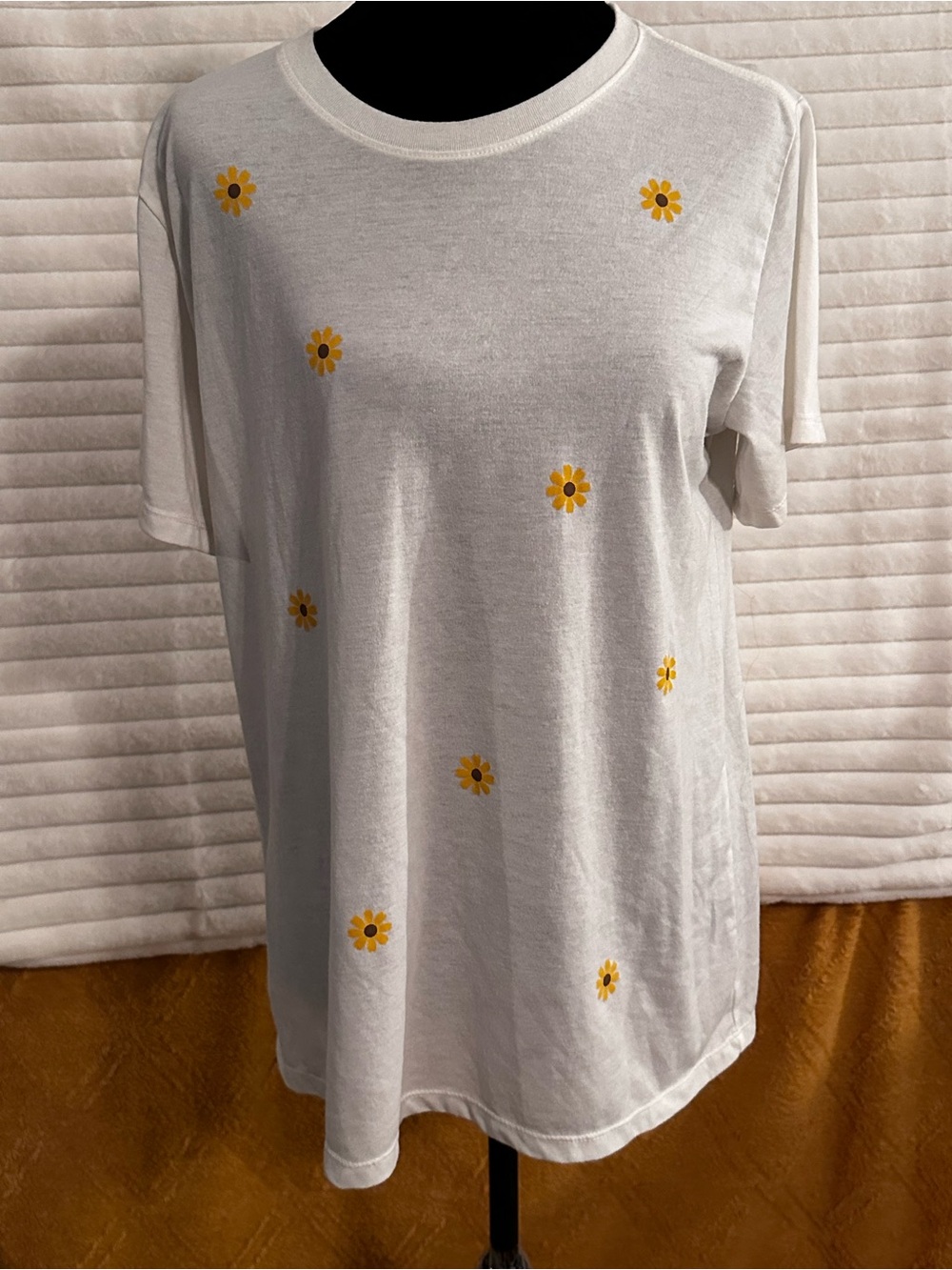 Women's White Daisy Graphic Tee